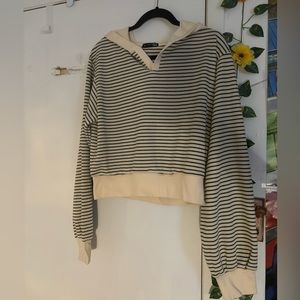 DAZY cream cropped hoodie with stripes (large)